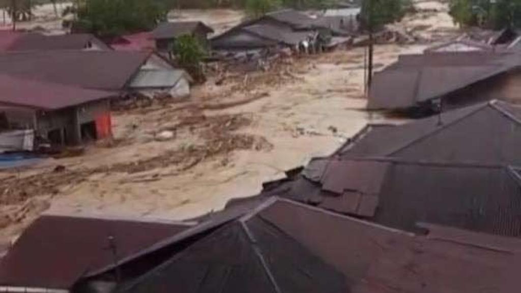 Bantu Evakuasi Korban Banjir, Kantor SAR Pekanbaru Kerahkan 12 Personel ke Sibolga