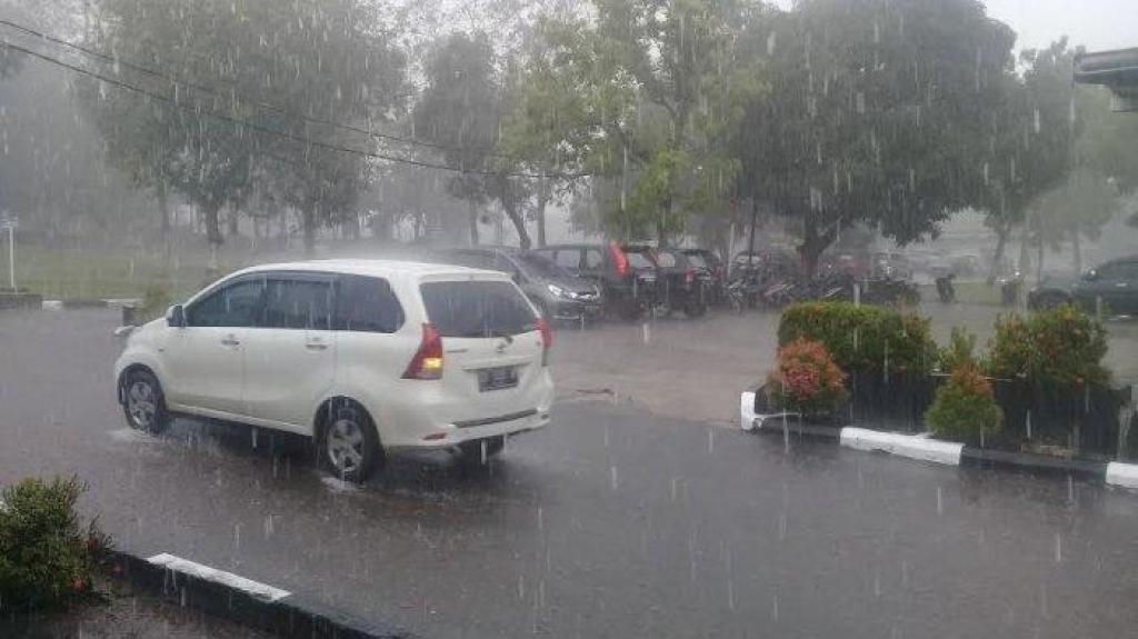 Siang hingga Malam, Hujan Petir Diprakirakan Guyur Pekanbaru dan Kampar