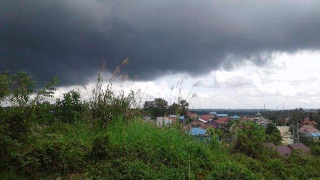 Cuaca Kepri Hari Ini: BMKG Prediksi Hujan Disertai Petir dan Angin Kencang