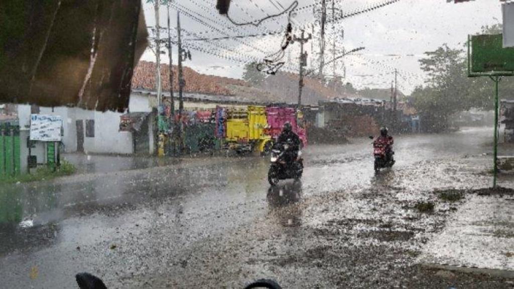 Waspada Cuaca Ekstrem di Kepri: Hujan, Petir dan Angin Kencang Terjadi Hari Ini