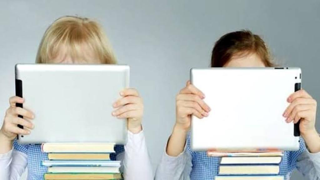 Klik Cepat, Baca Lambat: Tantangan Literasi di Era Media Sosial