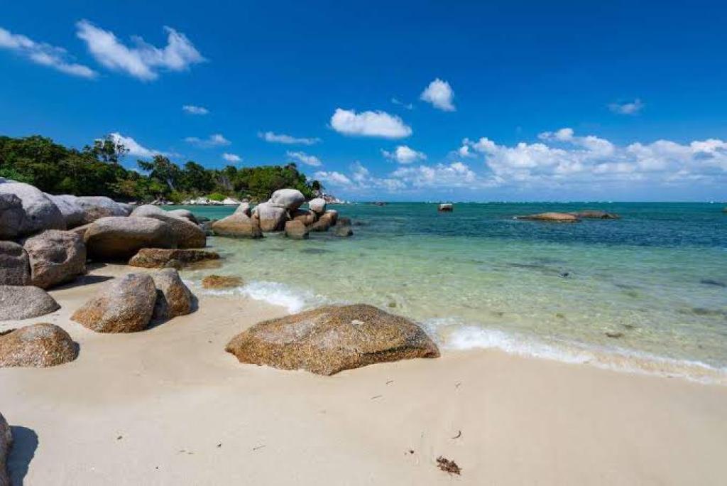 Pantai Trikora Masih Jadi Pilihan Favorit Menikmati Liburan Cuti Bersama