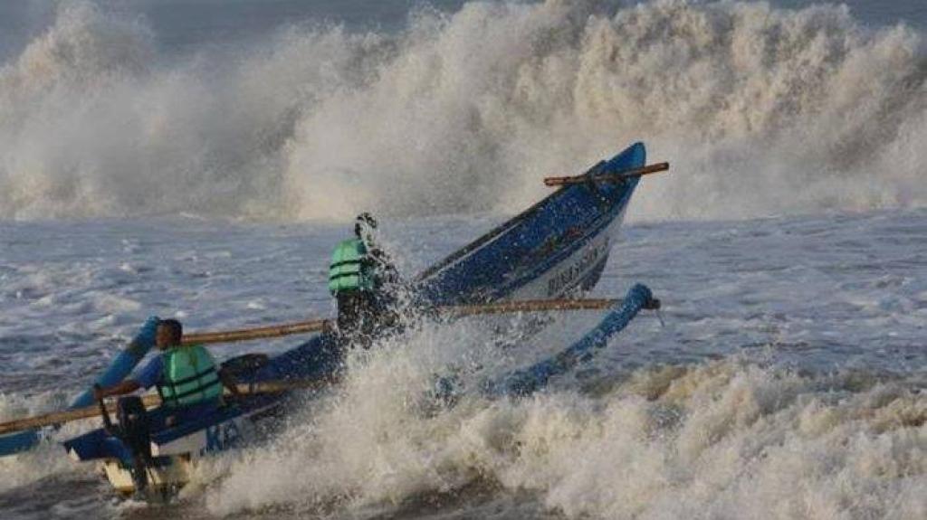 Cuaca Kepri Hari ini: Hujan, Petir dan Gelombang Tinggi Hingga 4 Meter