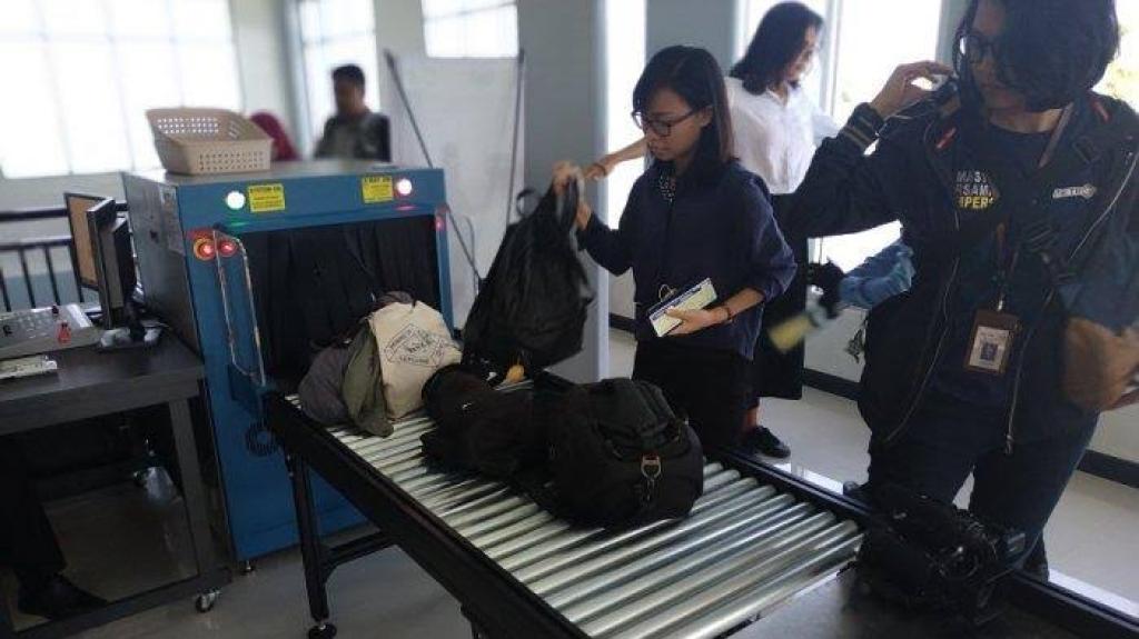 Petugas Keamanan Bandara SSK II Gagalkan Penyelundupan Paket Ganja Hampir 1 Kilogram