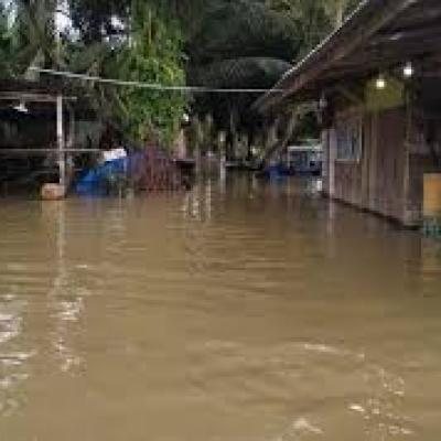Warga Kampar Hadapi Banjir Saat Ramadan: Jalan Desa Terendam, Puasa Tetap Berjalan