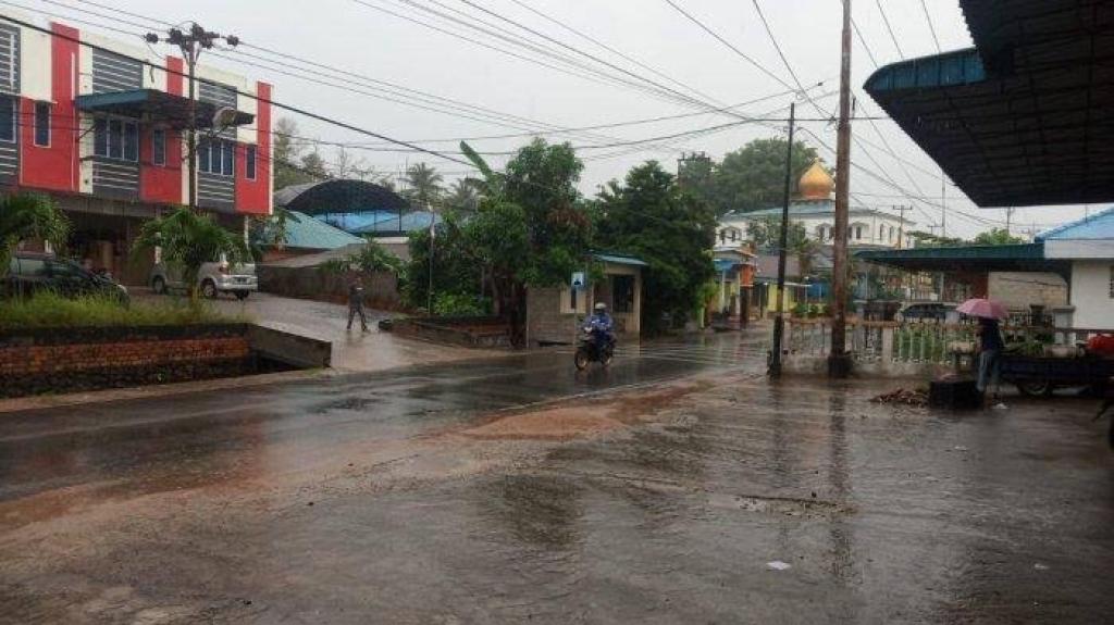 Prakiraan Cuaca Kepri Hari ini: Waspada Hujan Disertai Petir dan Angin Kencang