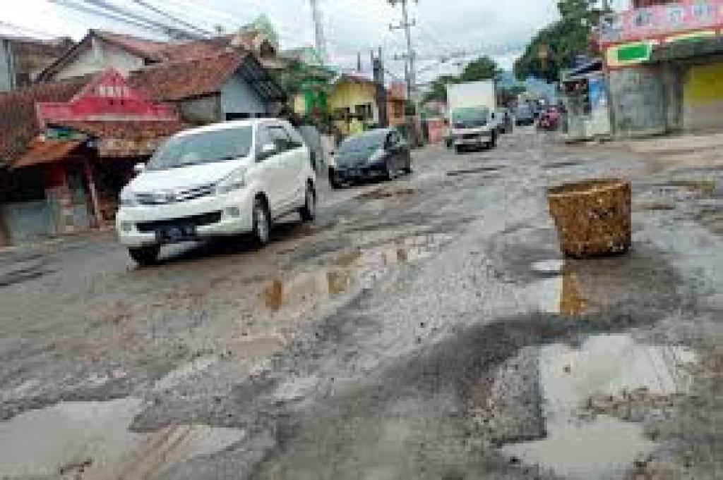 Jalan Rusak Parah, DPRD Riau Desak Pemprov Anggarkan Rp500 Miliar di RKPD 2025