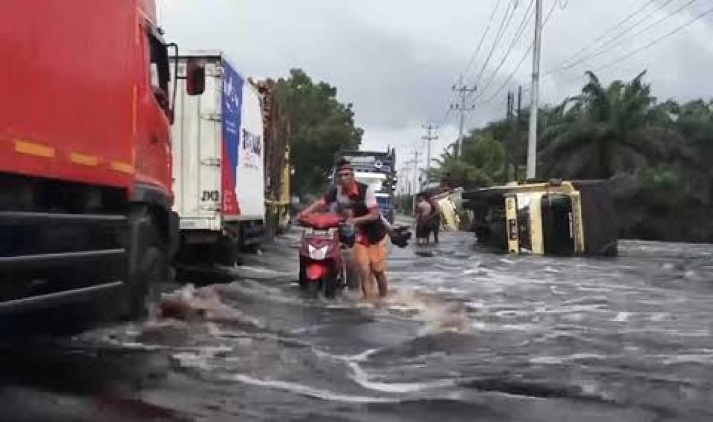 Abdullah Dorong Kolaborasi Atasi Banjir Tahunan di Pelalawan dan Kampar