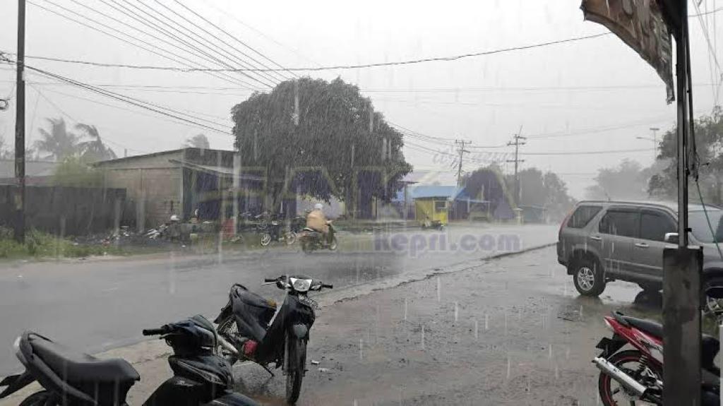 BMKG Peringatkan Potensi Hujan Disertai Petir dan Angin Kencang di Kepri Hari ini