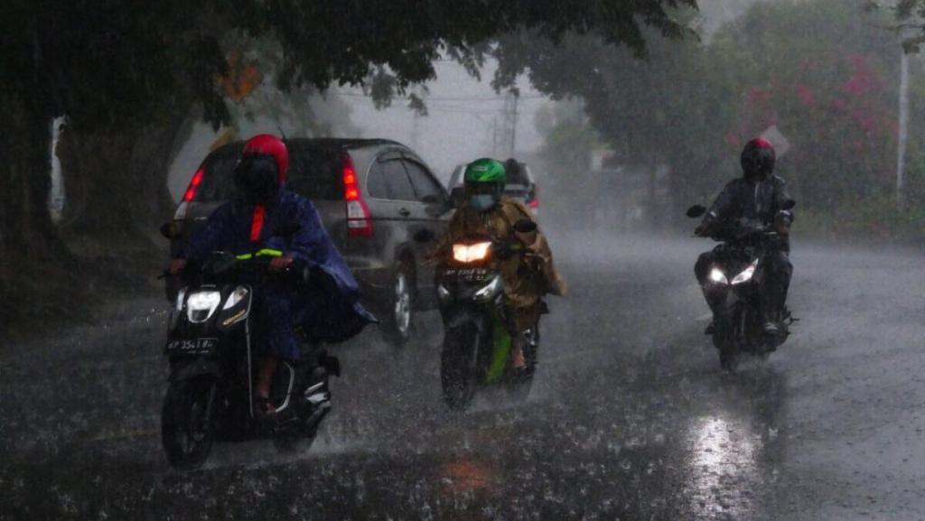Cuaca Kepri: Hujan Ringan dan Angin Kencang pada Siang dan Malam Hari