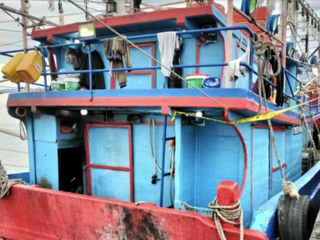 Langgar Zona Tangkap, KM Lucas Cendana Jaya Asal Karimun Diamankan Nelayan Bunguran