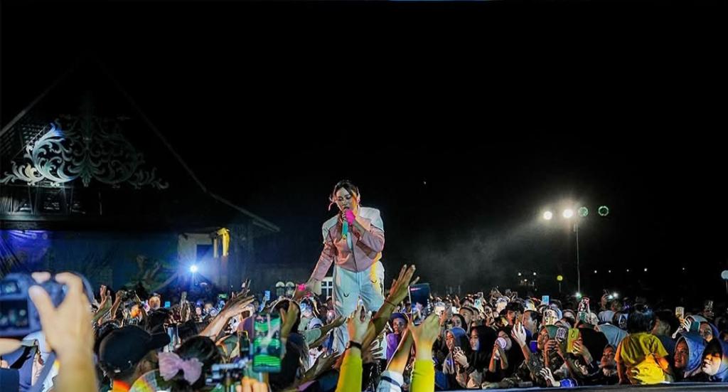 Ribuan Warga Siak Antusias Saksikan Penampilan Dara The Virgin di Malam Pembukaan Tour de Siak 2024