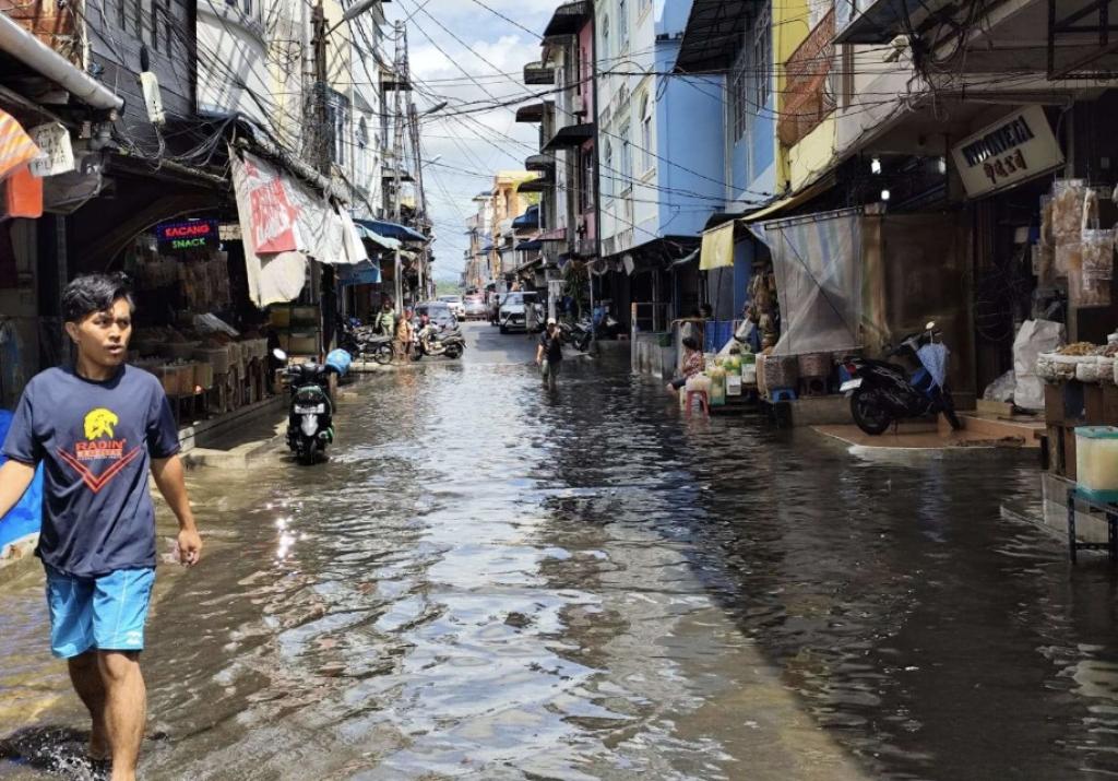 Pasang Tinggi Air Laut Genangi Jalanan Tanjungpinang