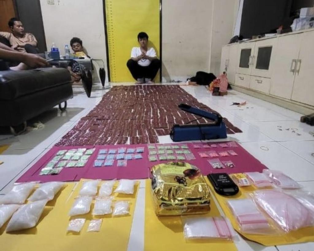 Polda Riau Grebeg Pengedar Narkoba di Rumah Kos, Barang Bukti Sabu dan Ribuan Ekstasi