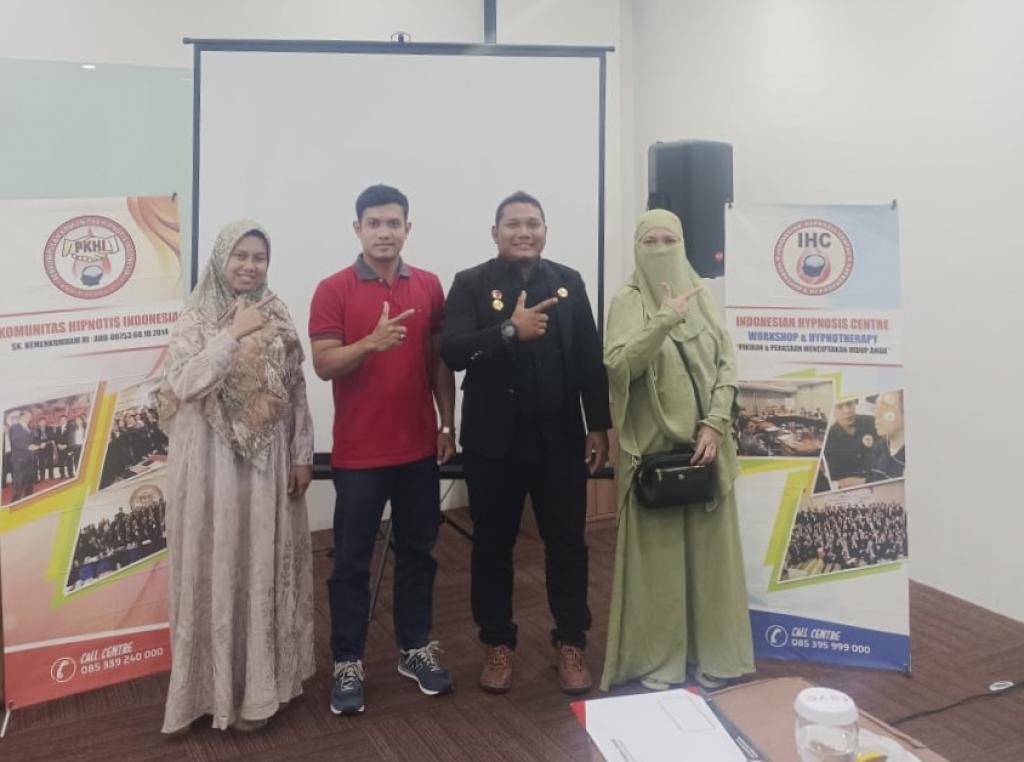 Asmuri CHt Berikan Pelatihan Hipnoterapi di Pekanbaru