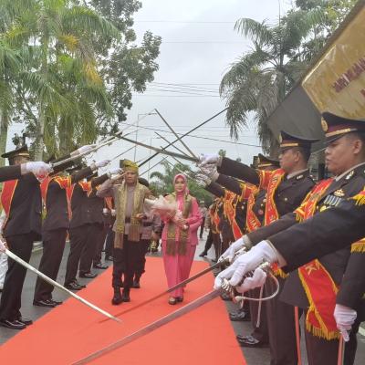 Tradisi Pedang Pora dan Adat Melayu Sambut Kedatangan AKBP Eka Ariandy Putra Saat Menapaki Langkah Menuju Mapolres Siak