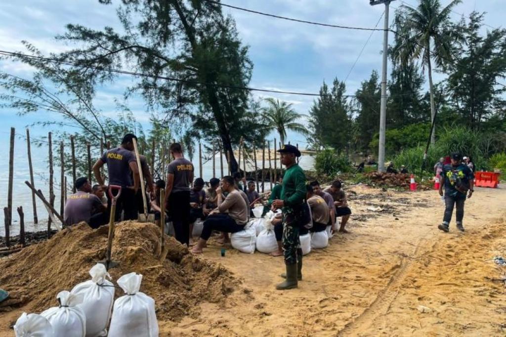 BPBD Lingga Pasang Geobag untuk Atasi Abrasi Gelombang Pasang