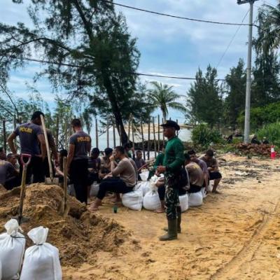 BPBD Lingga Pasang Geobag untuk Atasi Abrasi Gelombang Pasang