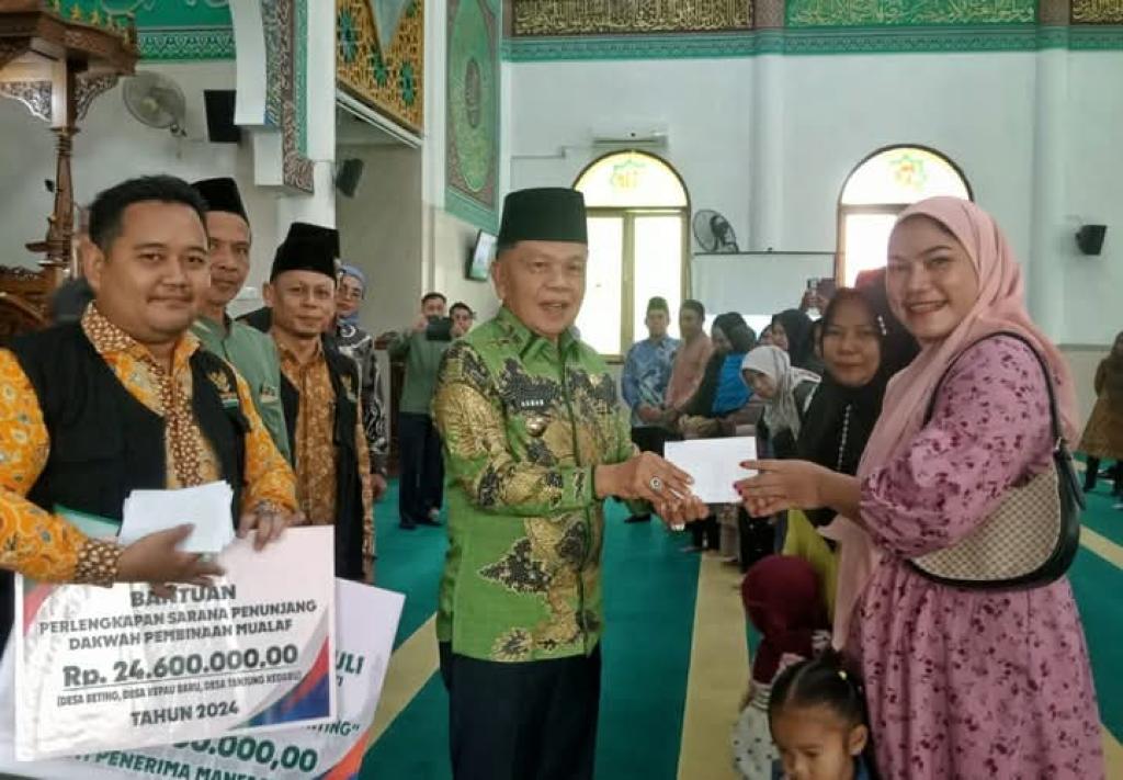 Bupati Asmar Serahkan Bantuan Program Meranti Sehat untuk 211 Penerima Manfaat Baznas