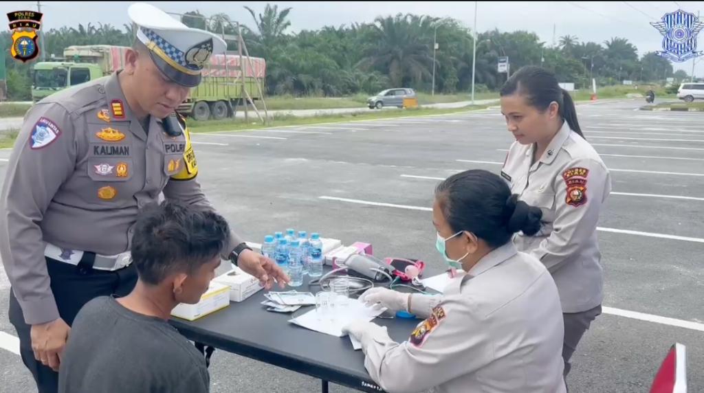 Wujudkan Siak Zero Accident, Satlantas Polres Siak Gelar Pemeriksaan Kesehatan dan Bagikan Vitamin Gratis Untuk Supir Angkutan Umum
