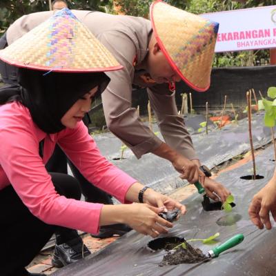 Polres Siak Launching Program P2L, Ratusan Bibit Ikan dan Tanaman Hidroponik Ditebar