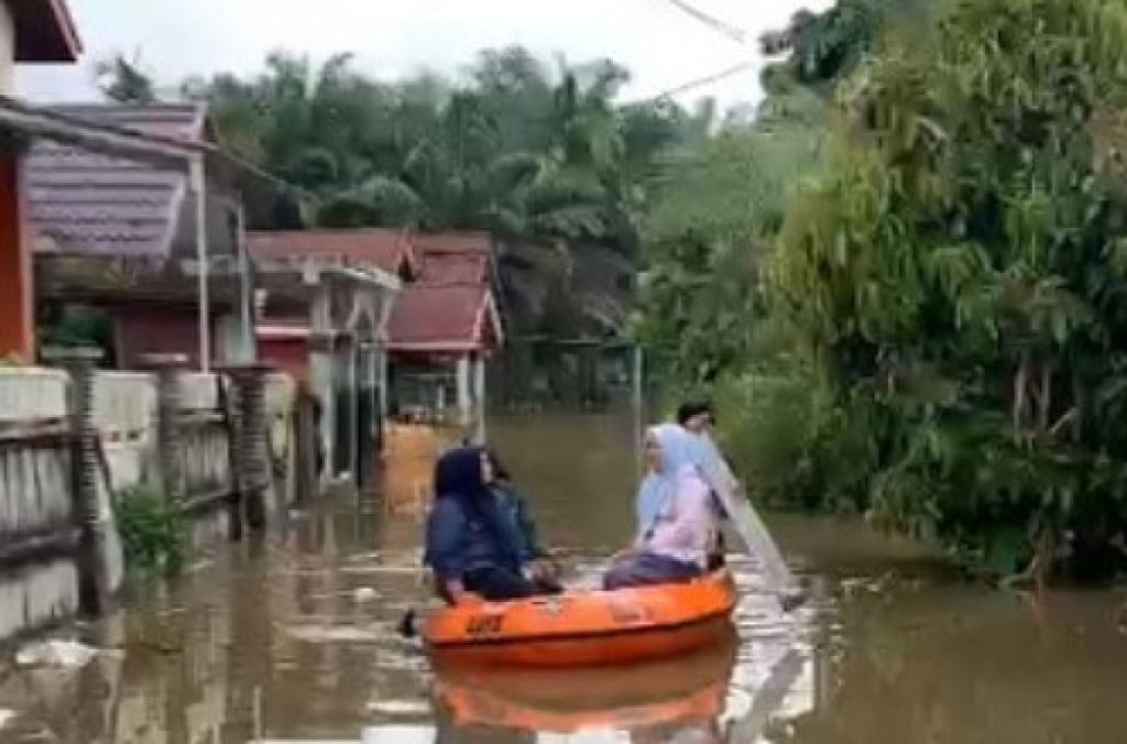 Semalaman Diguyur Hujan, Pekanbaru Terendam