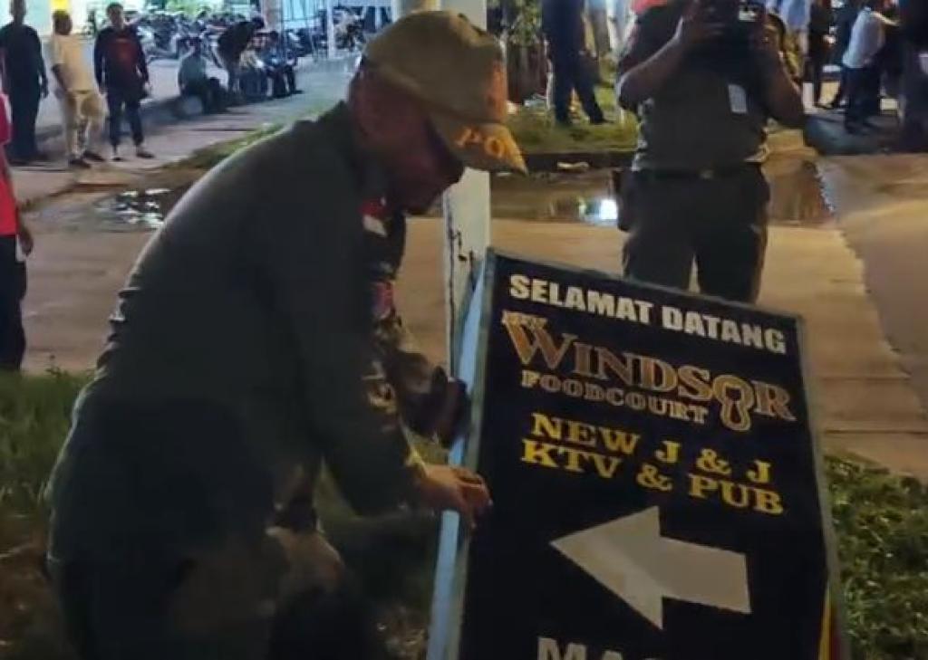 Pemkot Batam Tertibkan Ratusan Reklame Langgar Aturan