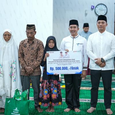 Salurkan Bantuan Ramadhan Untuk Masyarakat Kurang Mampu Saat Safari Ramadhan, Plh Sekda Siak Sebut Ini Bentuk Nyata Pemerintah Peduli Dengan Warga