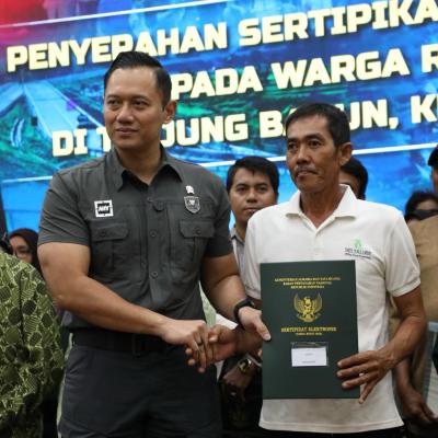 Menko AHY Serahkan 68 Sertifikat Hak Milik ke Warga Rempang