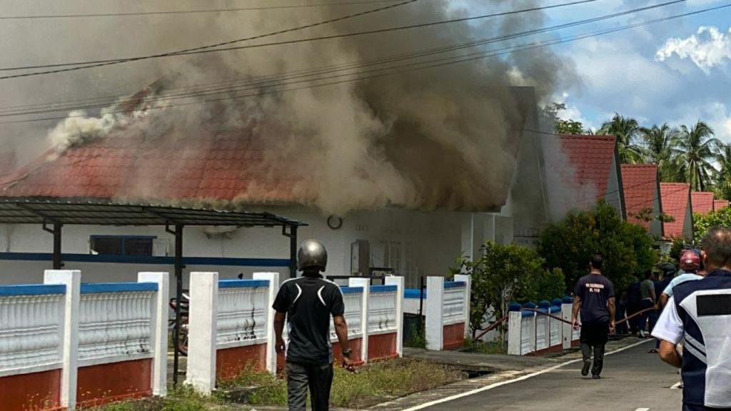 Dua Rumah Dinas KPLP di Bintan Terbakar, Damkar Kerahkan Armada Gabungan
