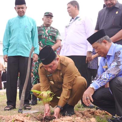 Peringati Hari Bumi, Wabup Husni dan Kemenag Siak Tanam 1.370 Pohon Matoa