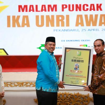 Malam Puncak Anugerah IKA UNRI Award 2025, Bupati Siak Raih Penghargaan Khusus