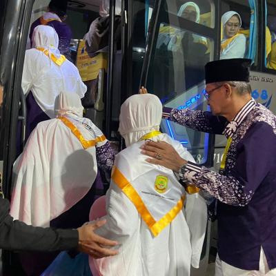 Jemaah Haji Kloter 1 Embarkasi Batam Berangkat ke Tanah Suci