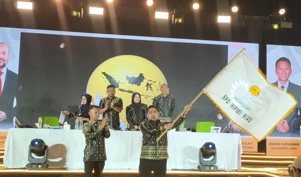 Tangis Haru Kibarkan Bendera Pataka, Migo Mufarta Aklamasi Pimpin HIPMI Riau 2025-2028