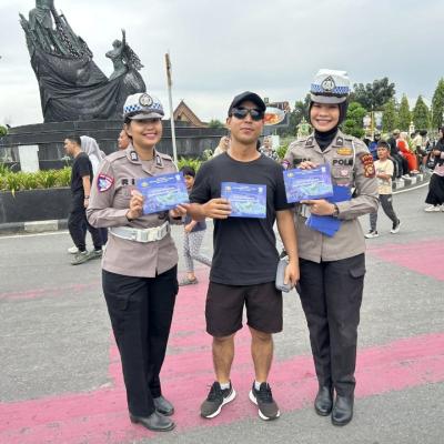 Tim Polwan Cantik Ditlantas Polda Riau Dapat Sambutan Hangat di Car Free Day Pekanbaru