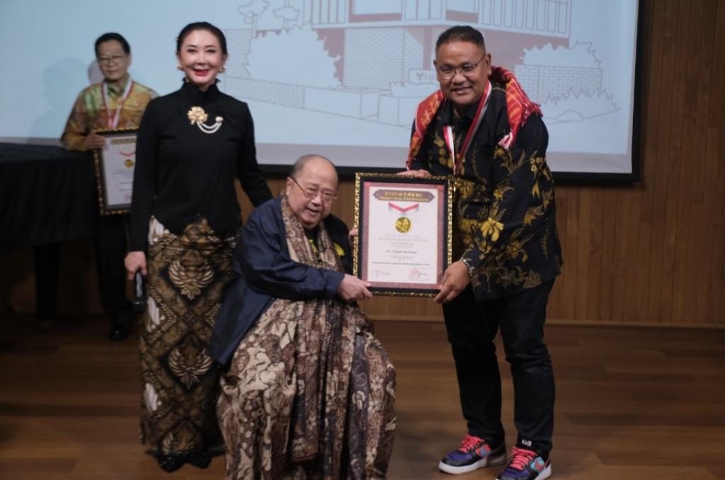 Jaya Suprana Serahkan Sertifikat Rekor MURI Terbaru, Ketum JMSI Raih Anugerah Mahakarya Kebudayaan