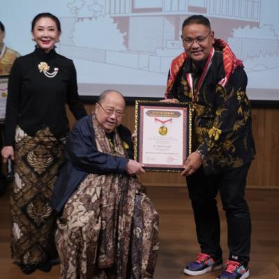 Jaya Suprana Serahkan Sertifikat Rekor MURI Terbaru, Ketum JMSI Raih Anugerah Mahakarya Kebudayaan