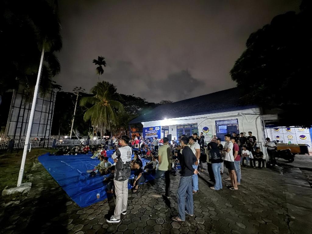 Nobar Indonesia VS China, 150 orang penuhi Halaman DPW NasDem Riau