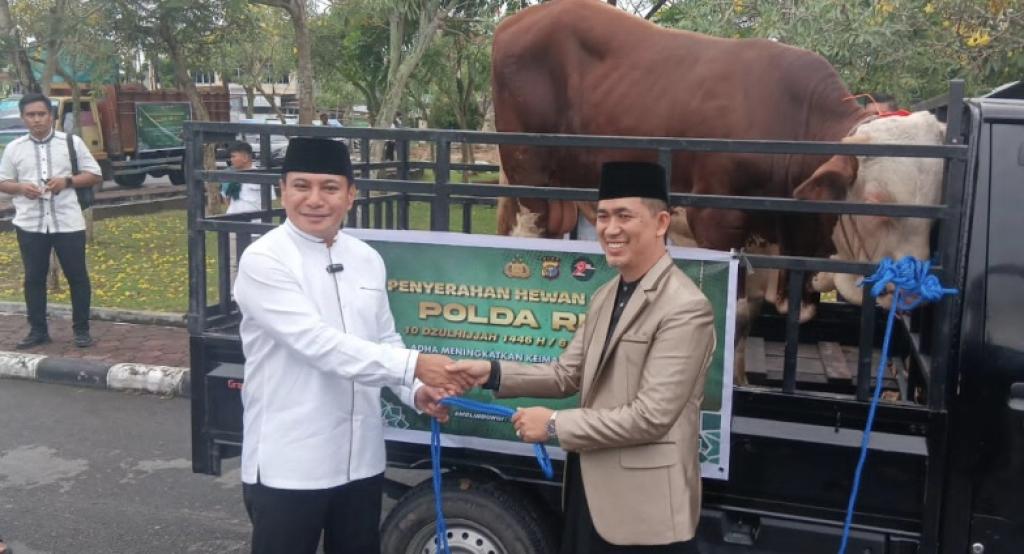 Irjen Hery Heryawan Lepas Secara Simbolis Pendistribusian Ratusan Hewan Kurban di Polda Riau