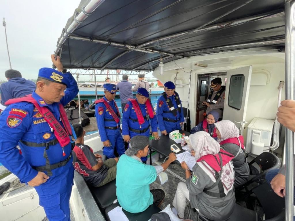 Peringati Hari Bhayangkara ke-79, Polres Dumai Gelar Pelayanan Kesehatan Masyarakat di atas Kapal