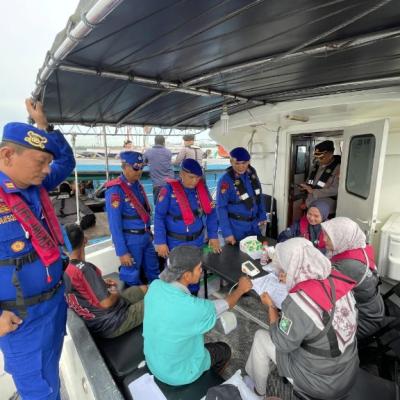 Peringati Hari Bhayangkara ke-79, Polres Dumai Gelar Pelayanan Kesehatan Masyarakat di atas Kapal