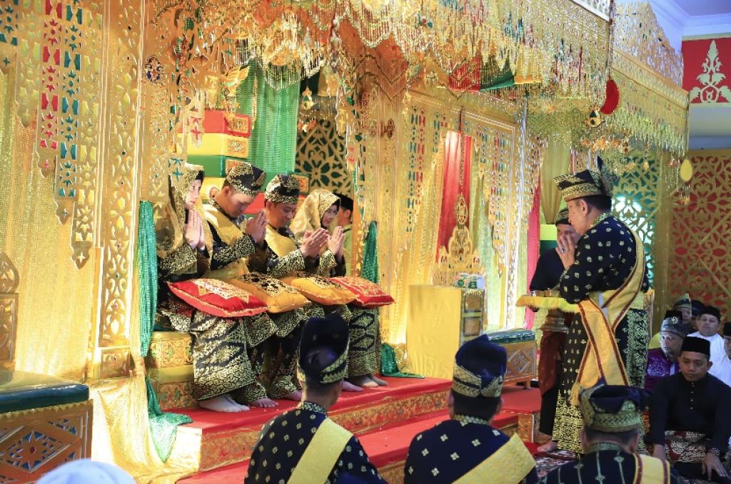 Ribuan Orang Saksikan Penabalan Gelar Adat Agung Nugroho - Markarius di LAMR Pekanbaru