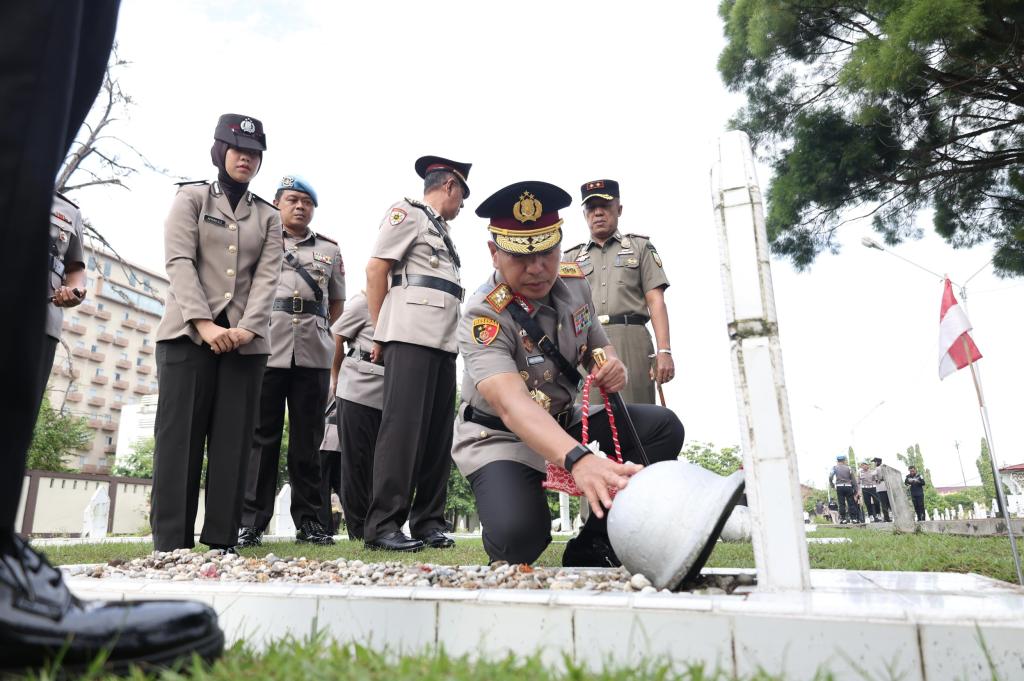Khidmat dan Penuh Makna, Kapolda Riau Pimpin Ziarah dan Tabur Bunga Sambut Hari Bhayangkara ke-79