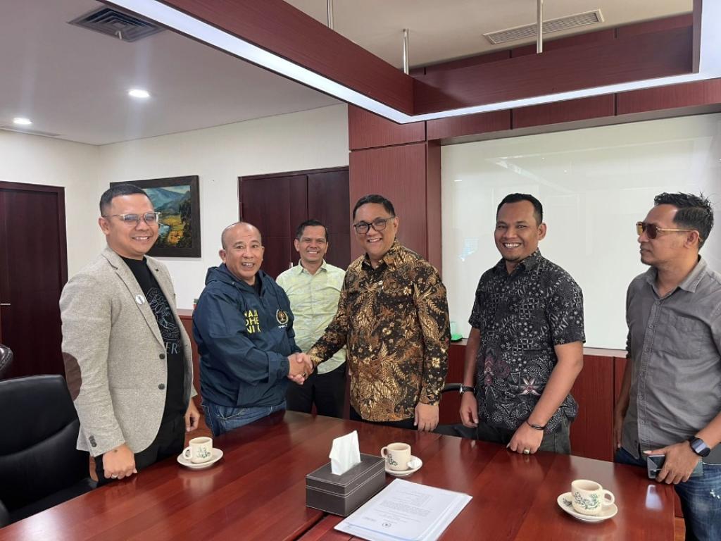 JMSI Riau Sematkan Pin Kehormatan untuk Erwin Dimas, Putra Riau yang Kawal Pembangunan dari Pusat