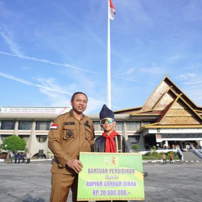 Aksinya Viral ke Penjuru Dunia, Dika Dianugerahi Gelar Duta Pariwisata dan Dapat Beasiswa dari  Gubermur Riau