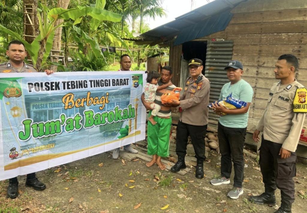 Jumat Barokah, Polsek Tebing Tinggi Barat Salurkan Bantuan Sembako kepada Warga Kurang Mampu