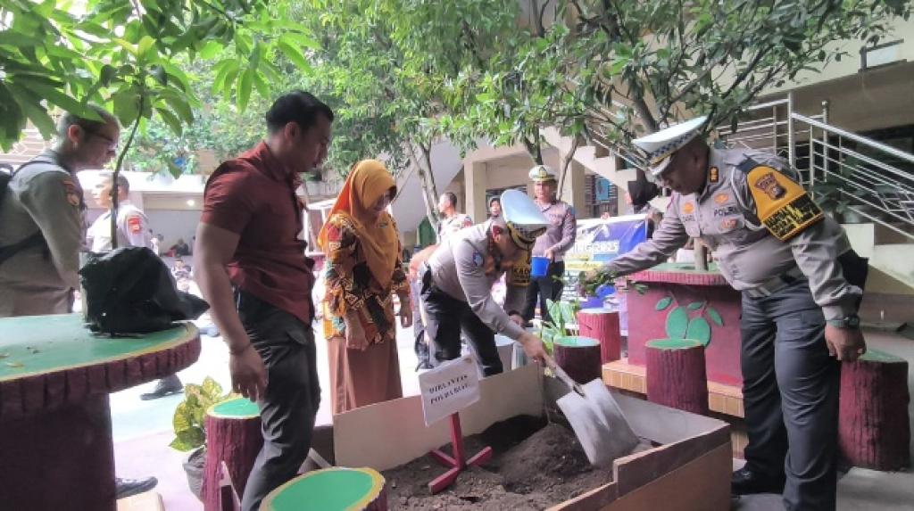Ditlantas Polda Riau Gelar Police Go To School di SMK PGRI Pekanbaru, Tanam Pohon dan Bagikan Helm kepada Pelajar