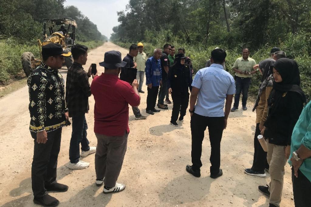 Dorong Perekonomian Masyarakat PT Arara Abadi Bantu Perbaikan Jalan Lintas Sungai Mandau - Perawang