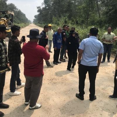 Dorong Perekonomian Masyarakat PT Arara Abadi Bantu Perbaikan Jalan Lintas Sungai Mandau - Perawang