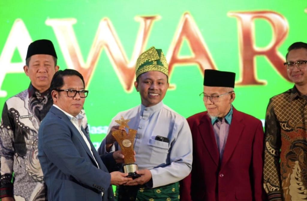 Gubri Abdul Wahid Terima Penghargaan BWI Awards 2025 Kategori Indeks Wakaf Nasional Tertinggi